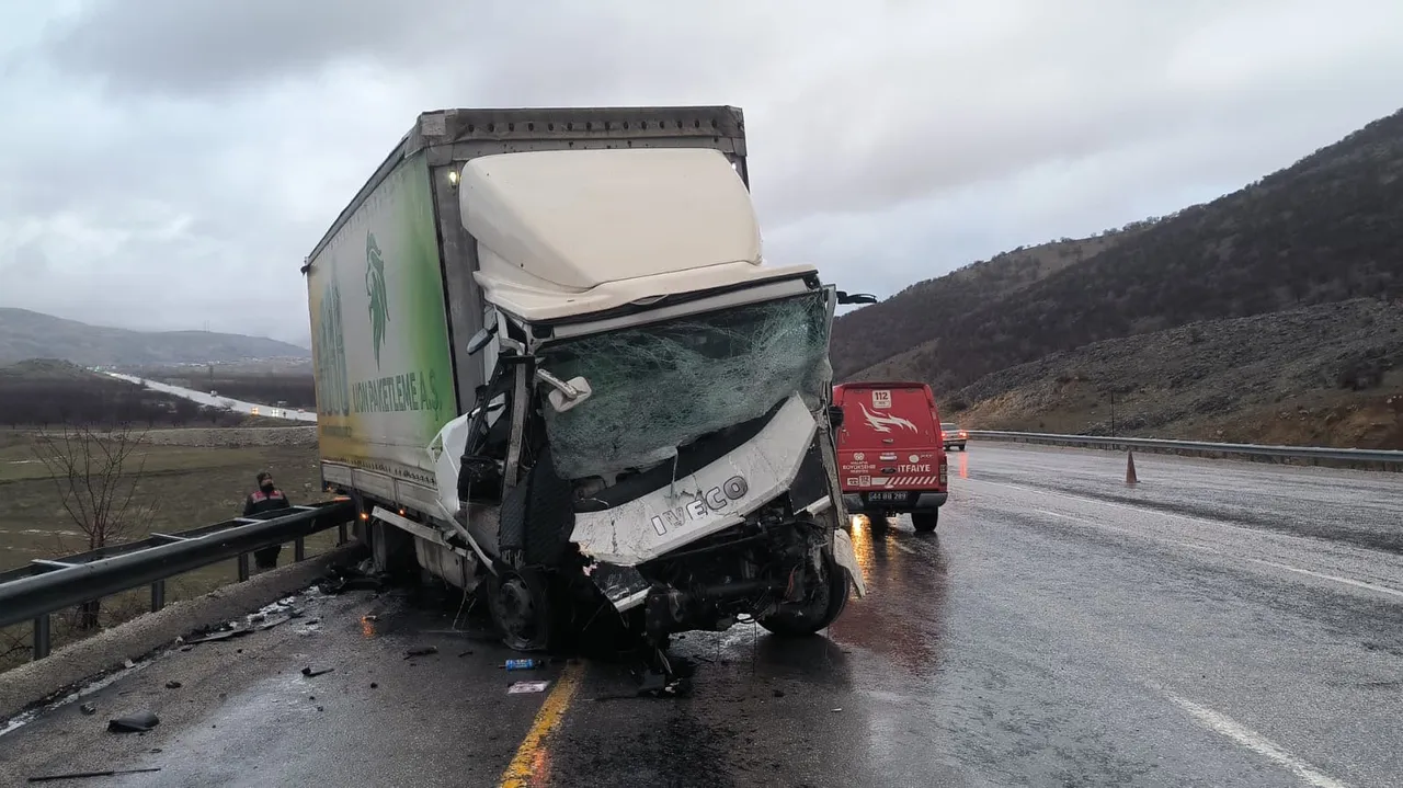 Malatya'da feci kaza! Ticari araç tırla çarpıştı: 3 ölü var