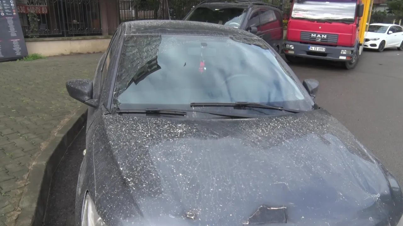 Megakentte araç sahiplerine çamur sürprizi! Toz taşınımı yağışla birleşti