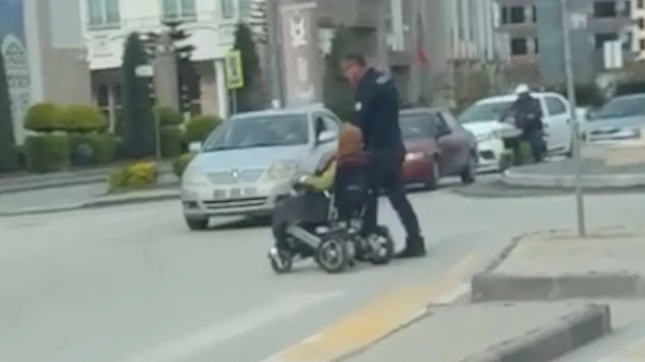 Osmaniye'de yürekleri ısıtan kareler! Polis memuru trafiği durdurup yolu açtı