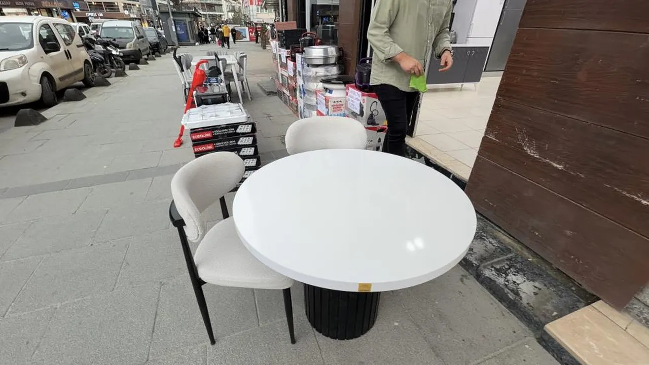 Sandalyeleri çalındı, hırsıza sitem etti: Abla takımı bozdun