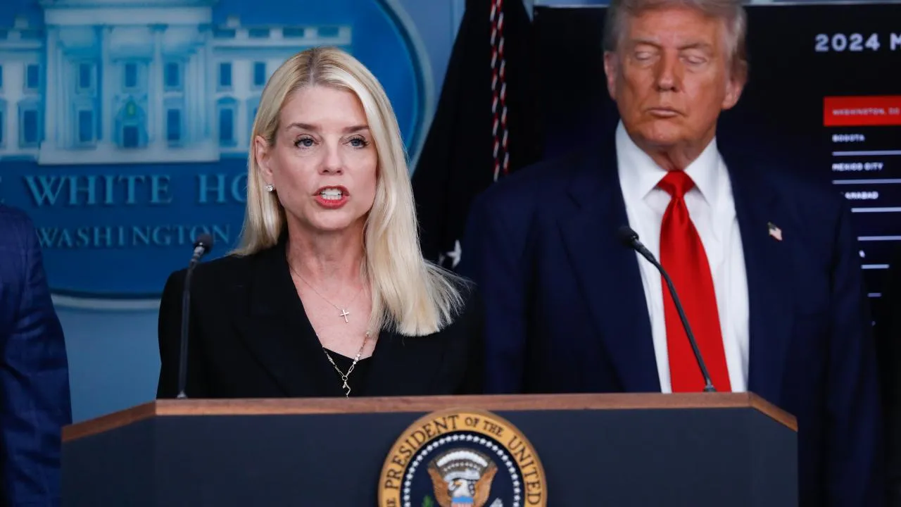 Trump'tan flaş hamle! Adalet Bakanı Pam Bondi'yi görevden aldı