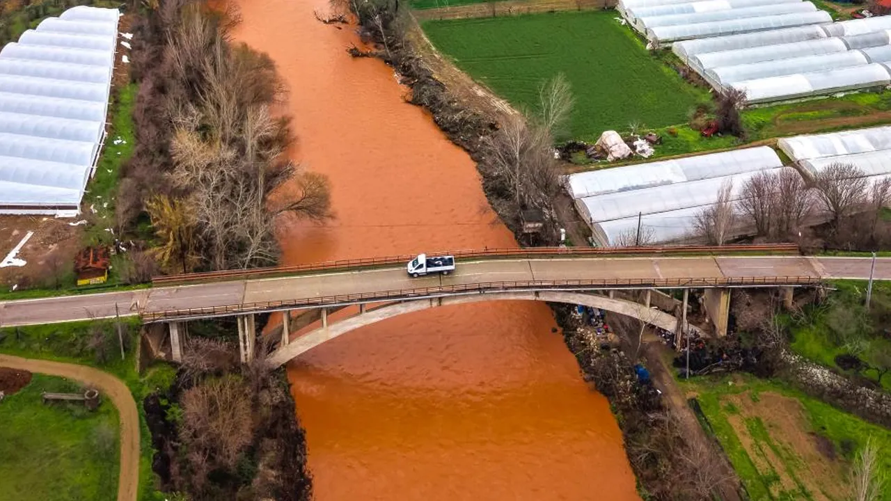 Yağmur yağdı, Sakarya Nehri kahverengiye döndü!