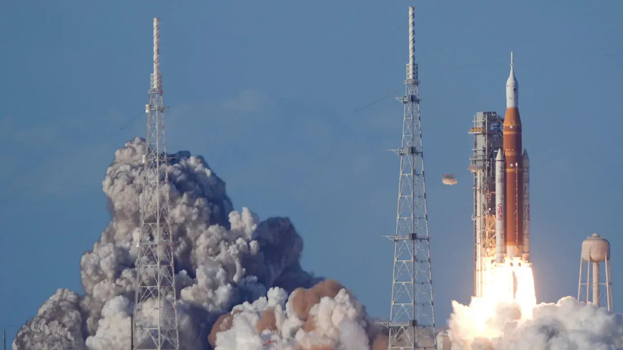 AY'A YOLCULUK BAŞLADI