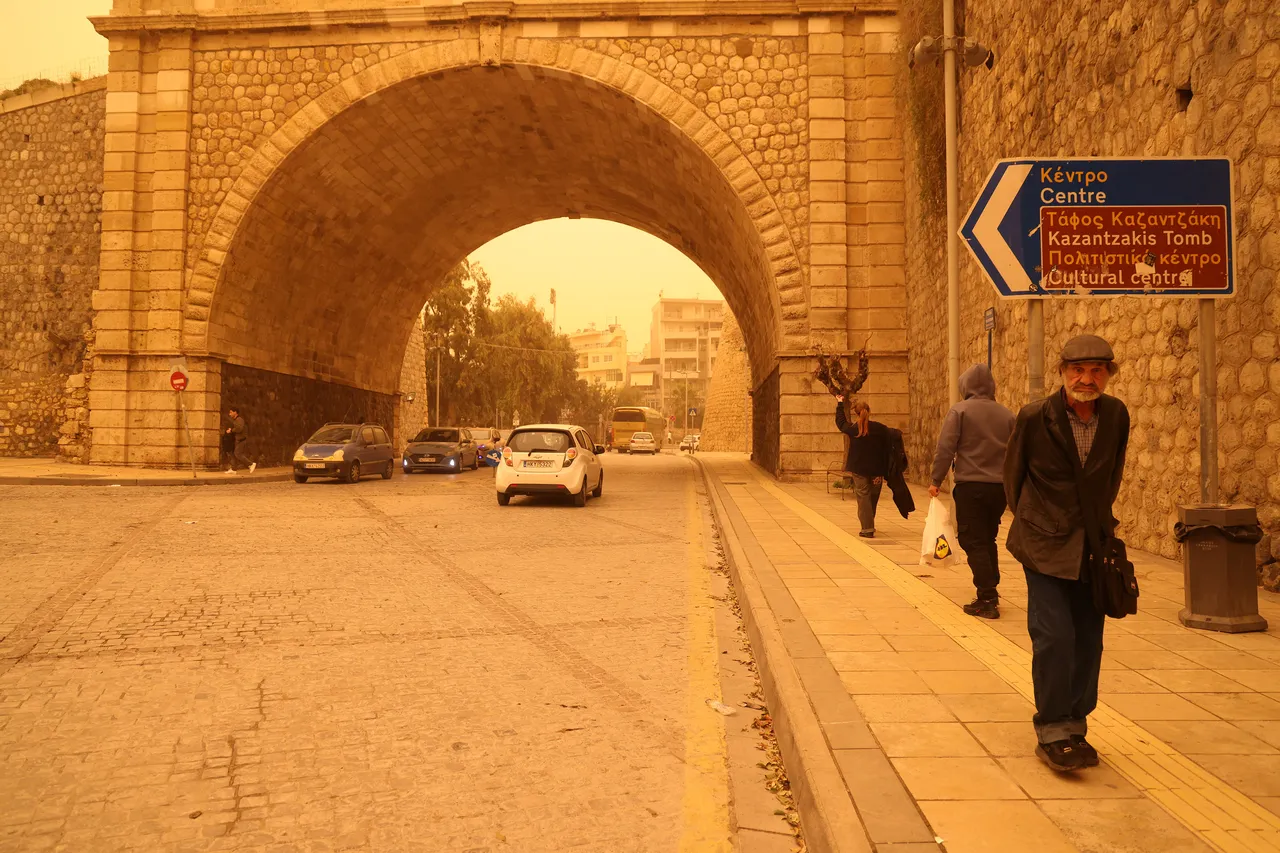 Yunanistan’ı sardı şimdi İstanbul’da! Etkisi 3 gün sürecek, çöl tozu için tarih verildi! Pazar günü kenti terk edecek