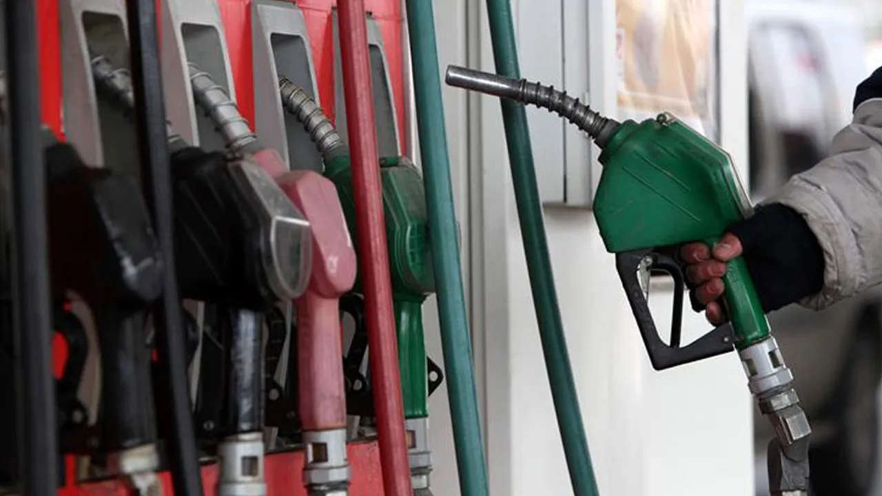 Yüzde 50'yi aşan zam! Pakistan'da halk akaryakıt istasyonlarına akın etti