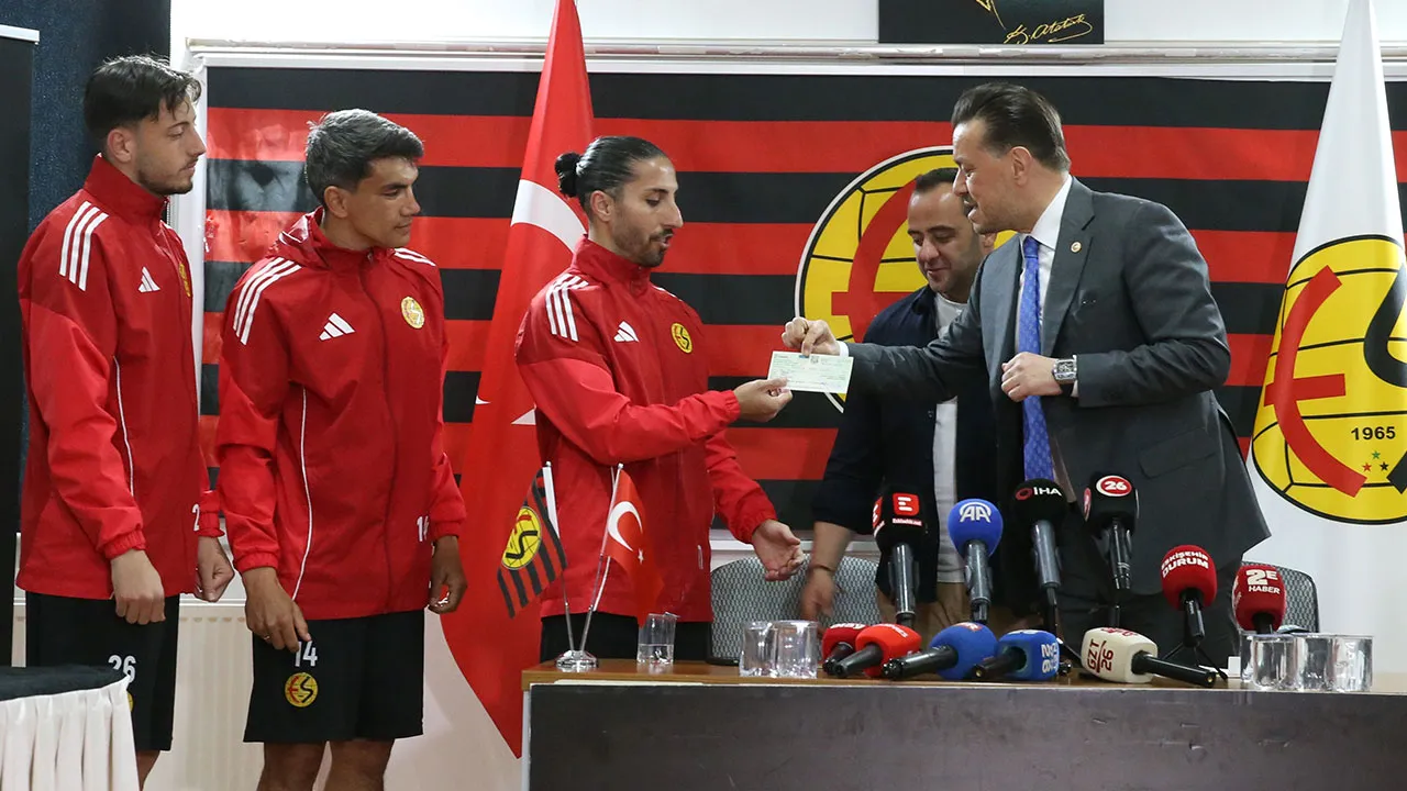 AK Partili Hatipoğlu'ndan Eskişehirspor'a 5 milyon lira prim