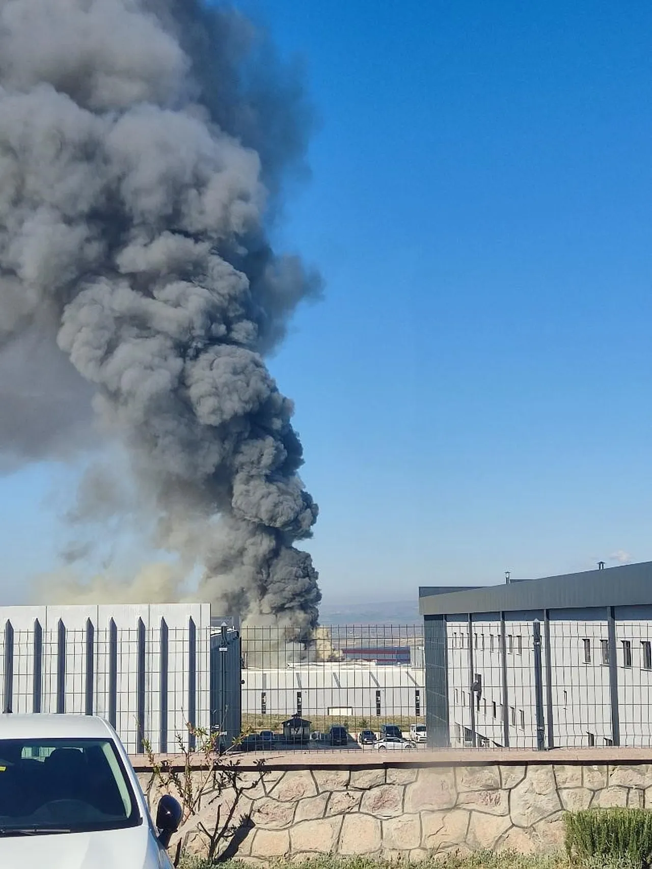 Ankarada boya fabrikasında yangın paniği! Müdahale sürüyor
