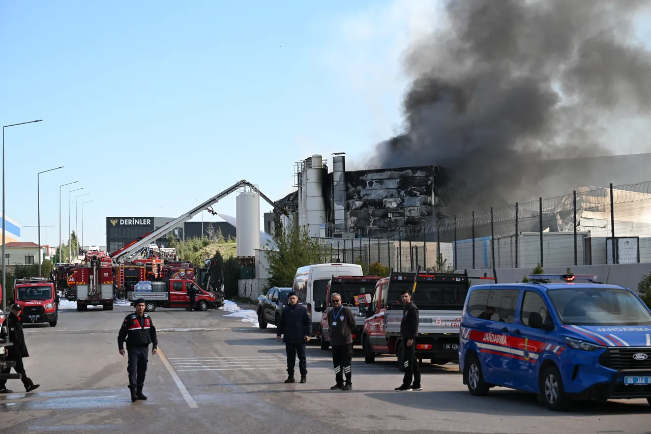 Ankarada boya fabrikasında yangın paniği! Müdahale sürüyor