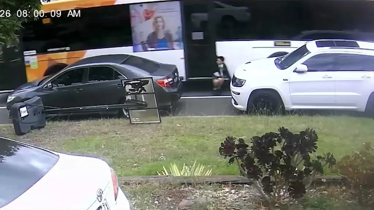 Avustralyada pes dedirten dakikalar! Otobüsün kapısına sıkışan çocuk metrelerce sürüklendi