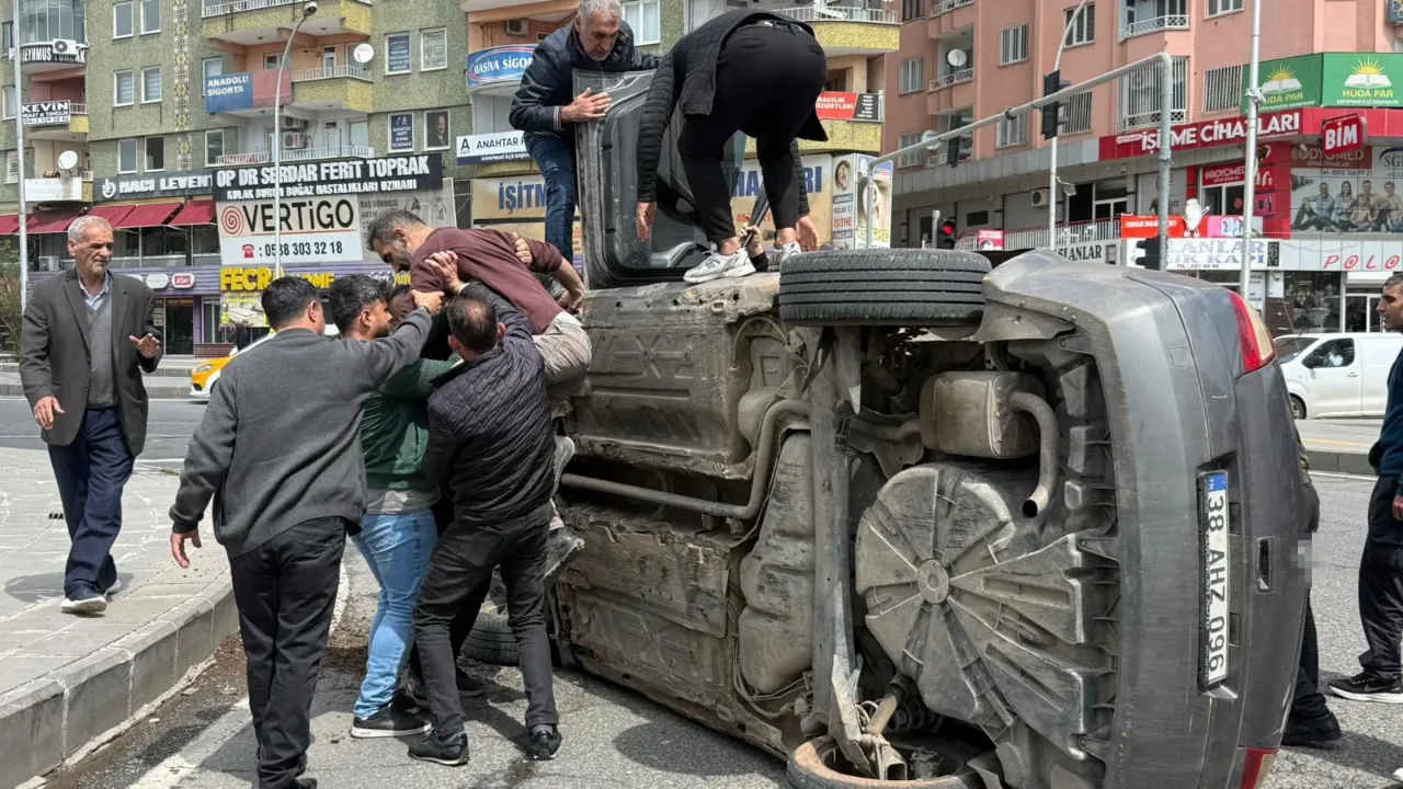 Direksiyon hakimiyetini kaybeden otomobil kaldırıma çarparak yan yattı! O anlar kamerada
