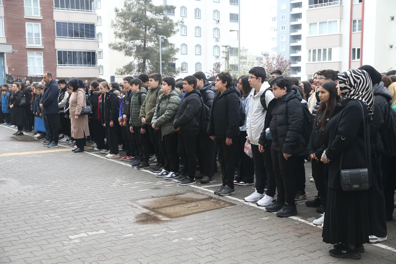 En hüzünlü ders başı! Ayser Çalık Ortaokulu öğrencileri, yeni okulda eğitime başladı