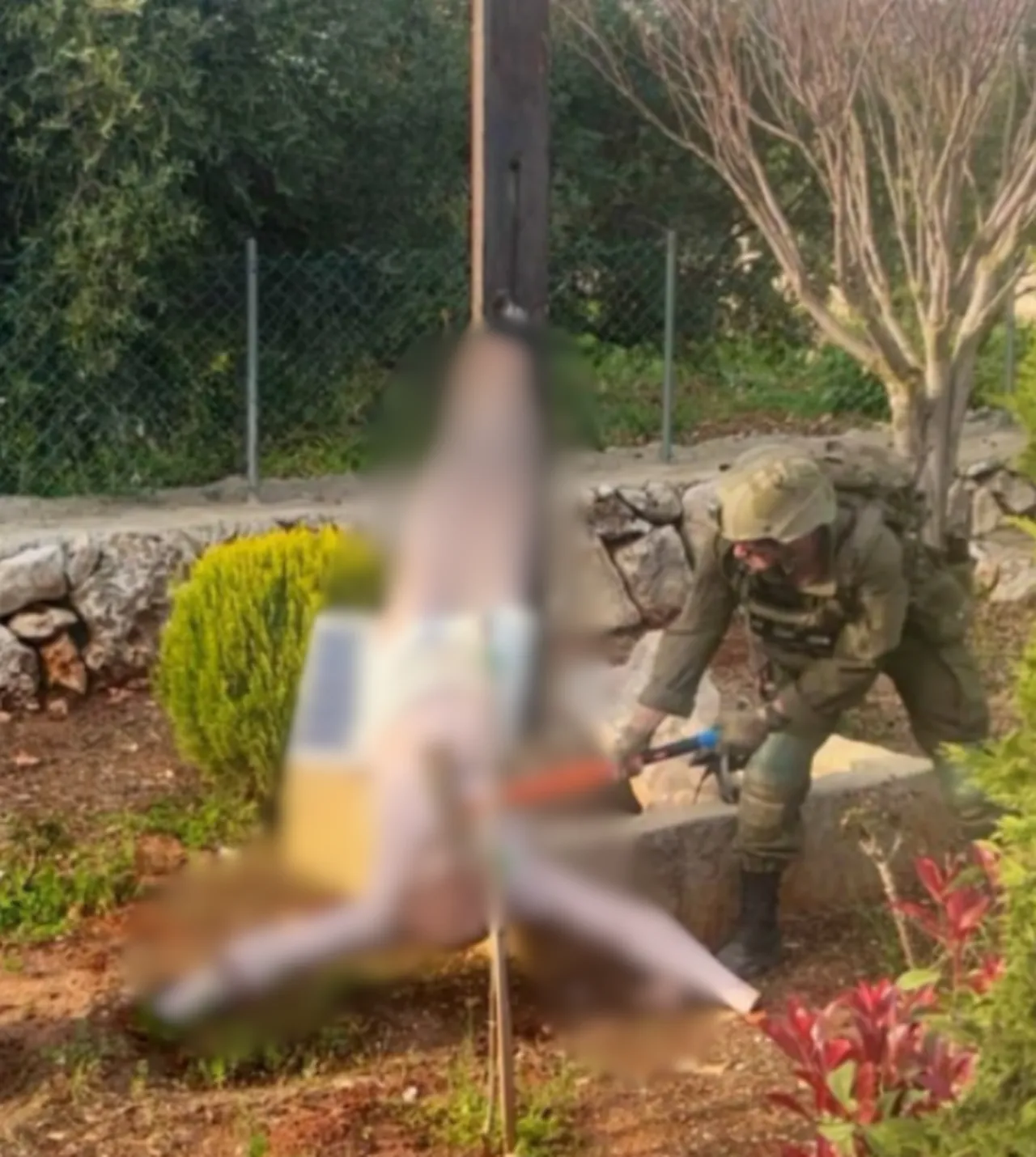 İsrail askeri Hazreti İsa’nın heykeline balyozla saldırdı! Görüntü doğrulandı, Hristiyanlar ayaklandı