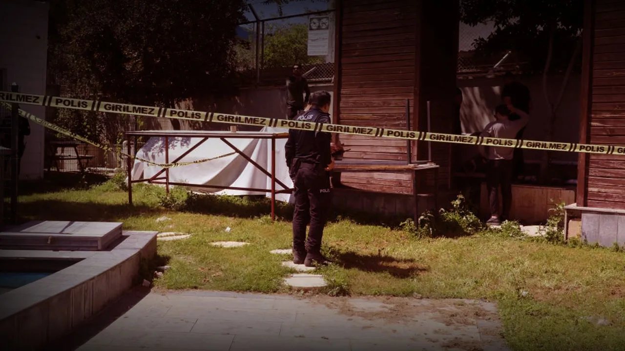 Kötü koku ihbarı korkunç gerçeği ortaya çıkardı! Reklam panosundan ceset çıktı!