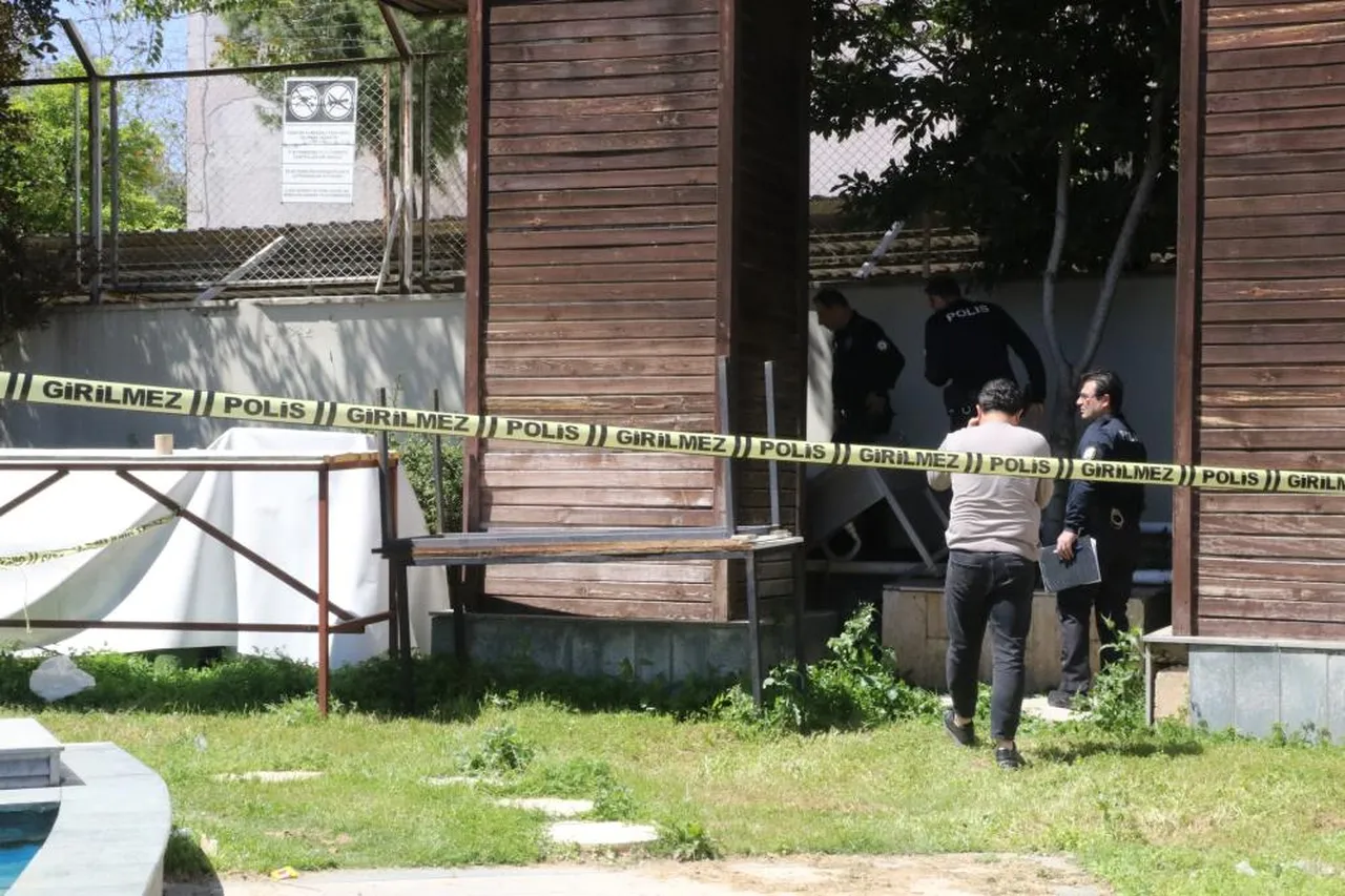 Kötü koku ihbarı korkunç gerçeği ortaya çıkardı! Reklam panosundan ceset çıktı!