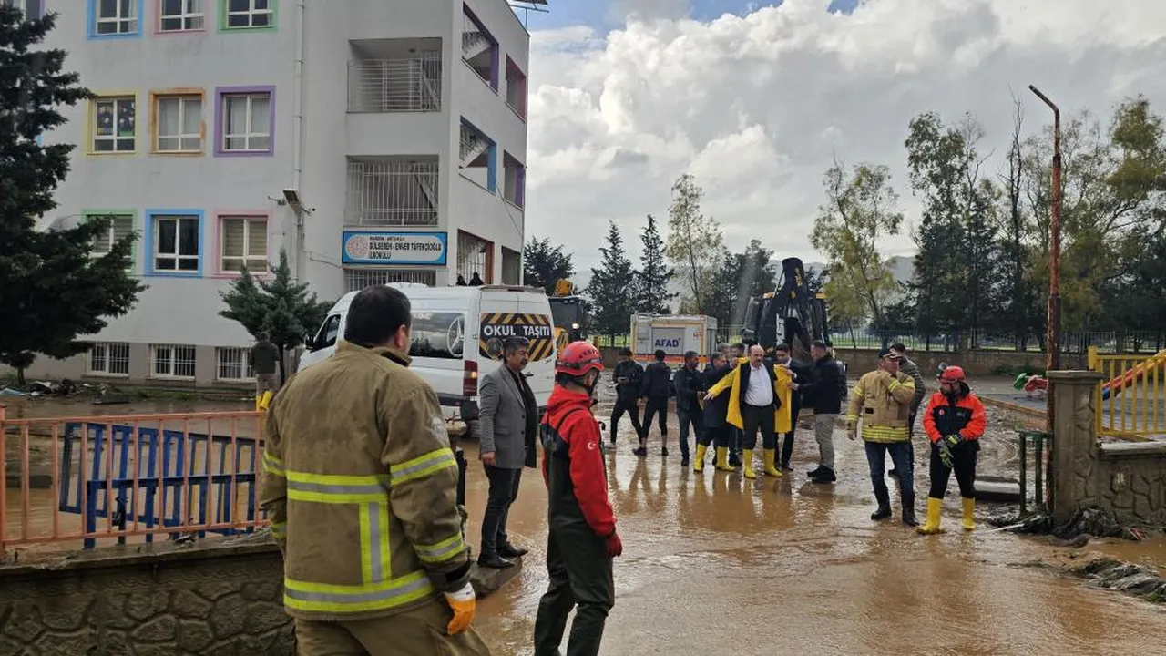 Mardin’de sağanak hayatı felç etti: Okulda mahsur kalan 75 öğrenci kurtarıldı