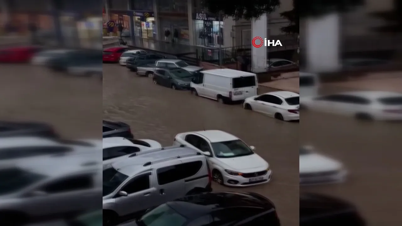 Mardin'de sağanak yağış hayatı felç etti! Göle dönen caddeler kameraya yansıdı