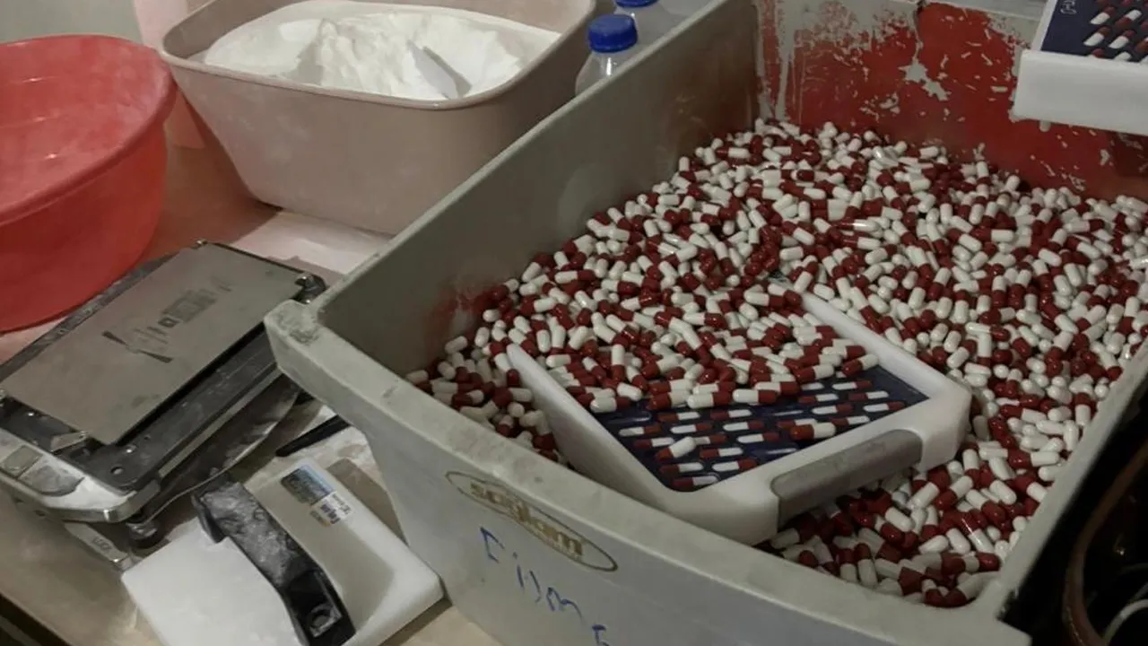 Mersin'de ecza imalathanesine operasyon: Binlerce hap ele geçirildi