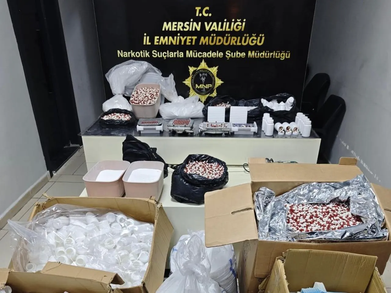 Mersin'de ecza imalathanesine operasyon: Binlerce hap ele geçirildi