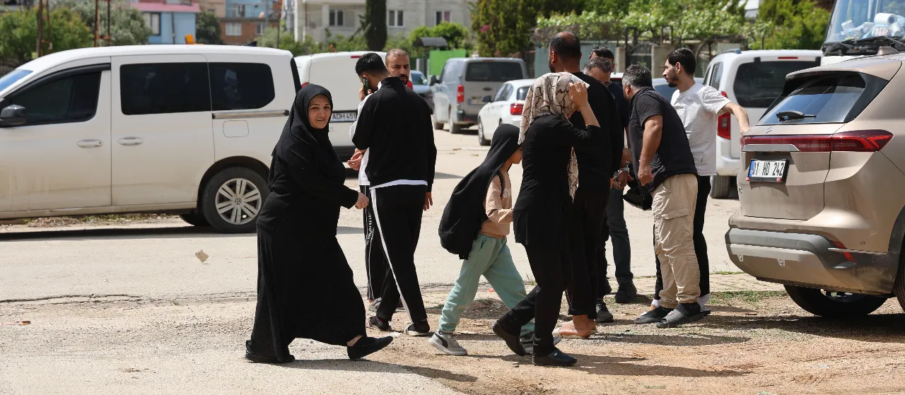 Okul çevresindeki silah sesleri paniğe neden oldu! O anlar kamerada