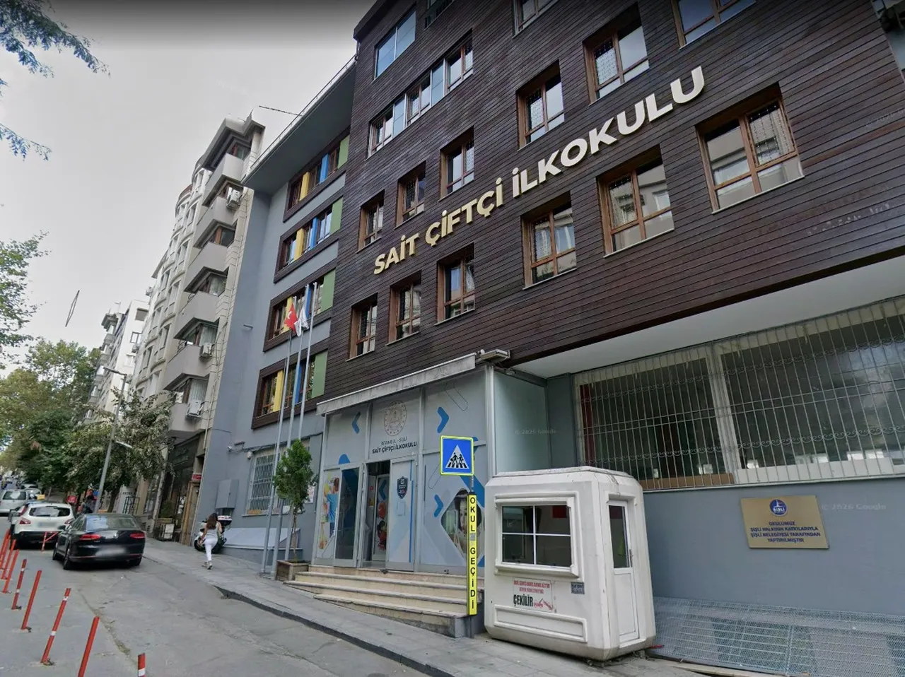 Okul önünde "Nasıl katil olunur" afişi! Tepki yağıyor