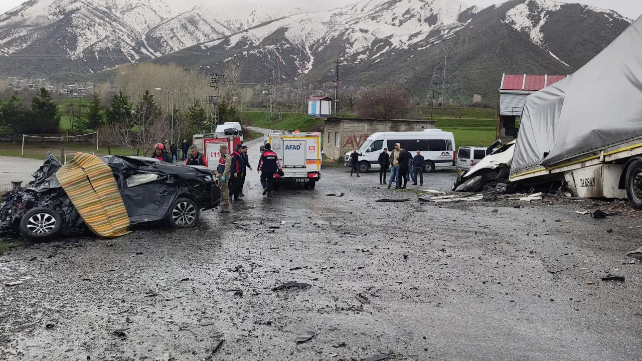 Tırla otomobil çarpıştı, 2 kişi can verdi