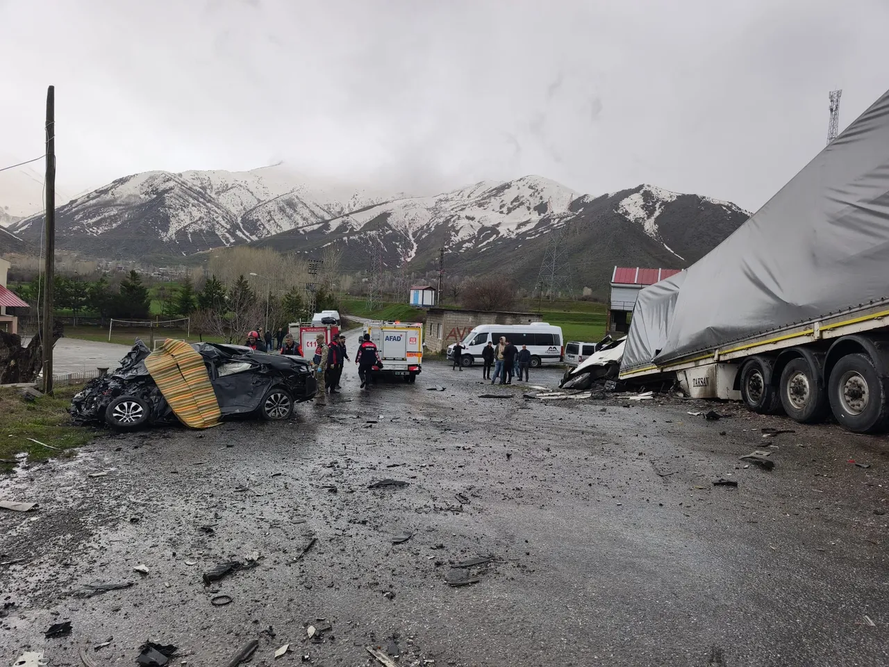 Tırla otomobil çarpıştı, 2 kişi can verdi