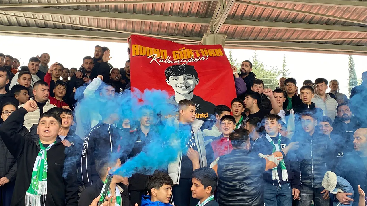 Yeşil sahada duygulandıran anlar! Saldırıda ölen Adnan’ı unutmadılar: Kalbimizdesin pankartı duygulandırdı 