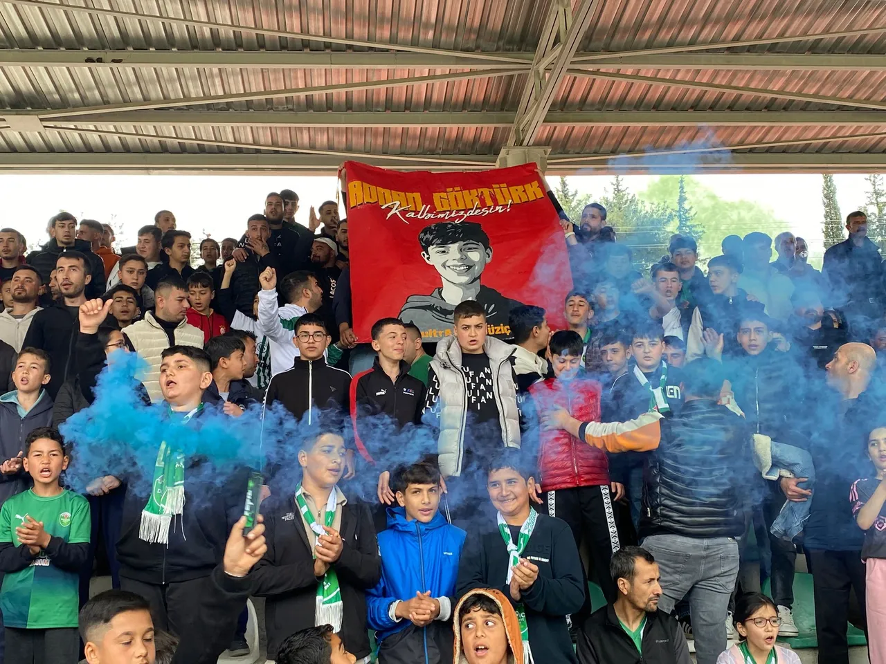 Yeşil sahada duygulandıran anlar! Saldırıda ölen Adnan’ı unutmadılar: Kalbimizdesin pankartı duygulandırdı