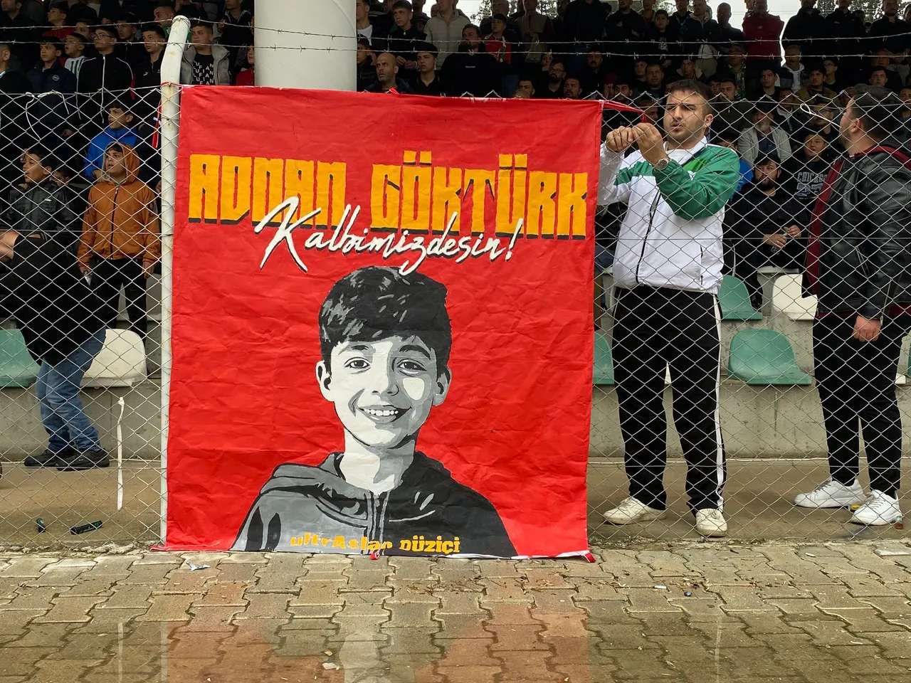 Yeşil sahada duygulandıran anlar! Saldırıda ölen Adnan’ı unutmadılar: Kalbimizdesin pankartı duygulandırdı