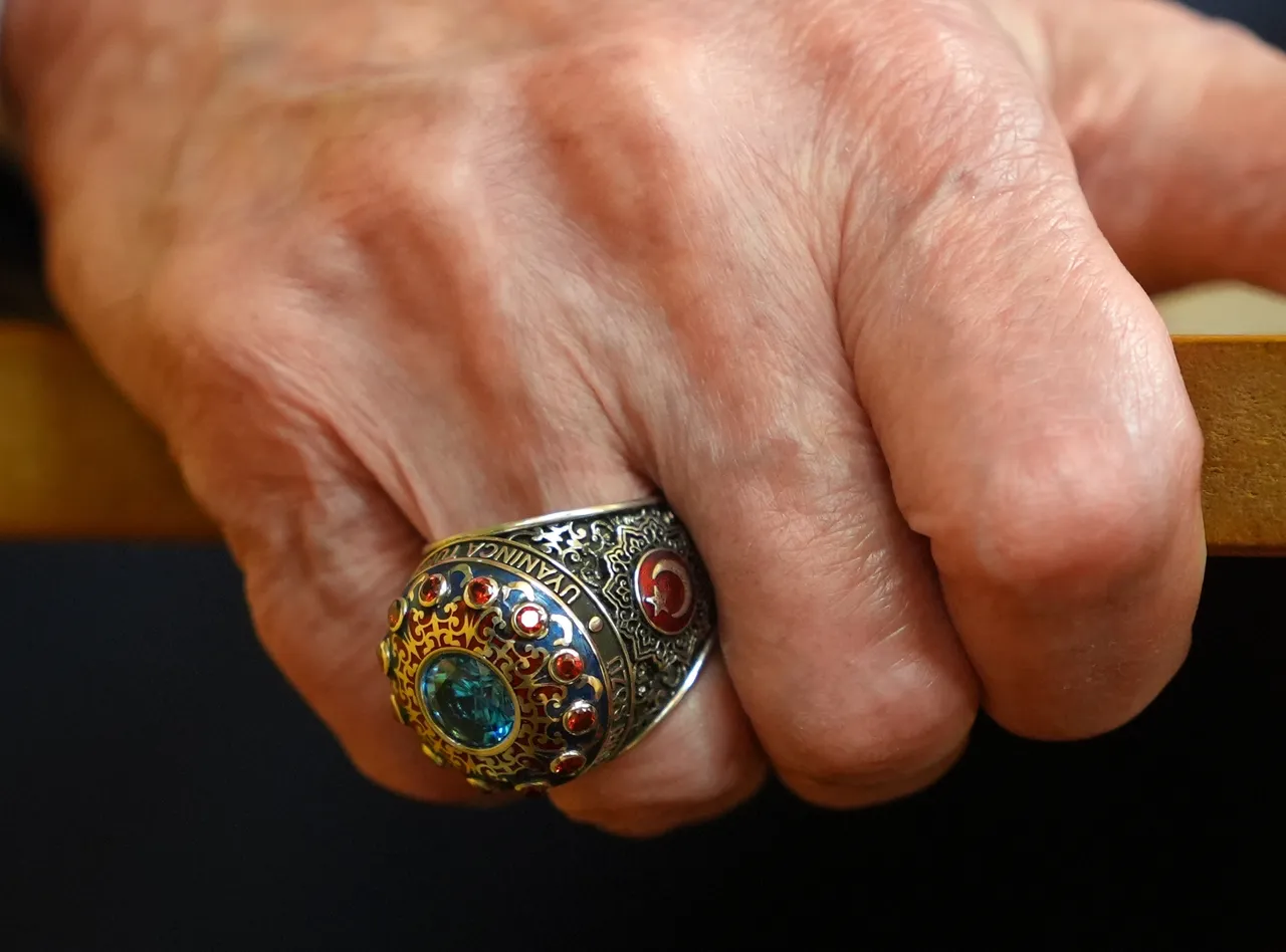 Bahçeli'nin yüzüğü ve rozetinde dikkat çeken şiir detayı!