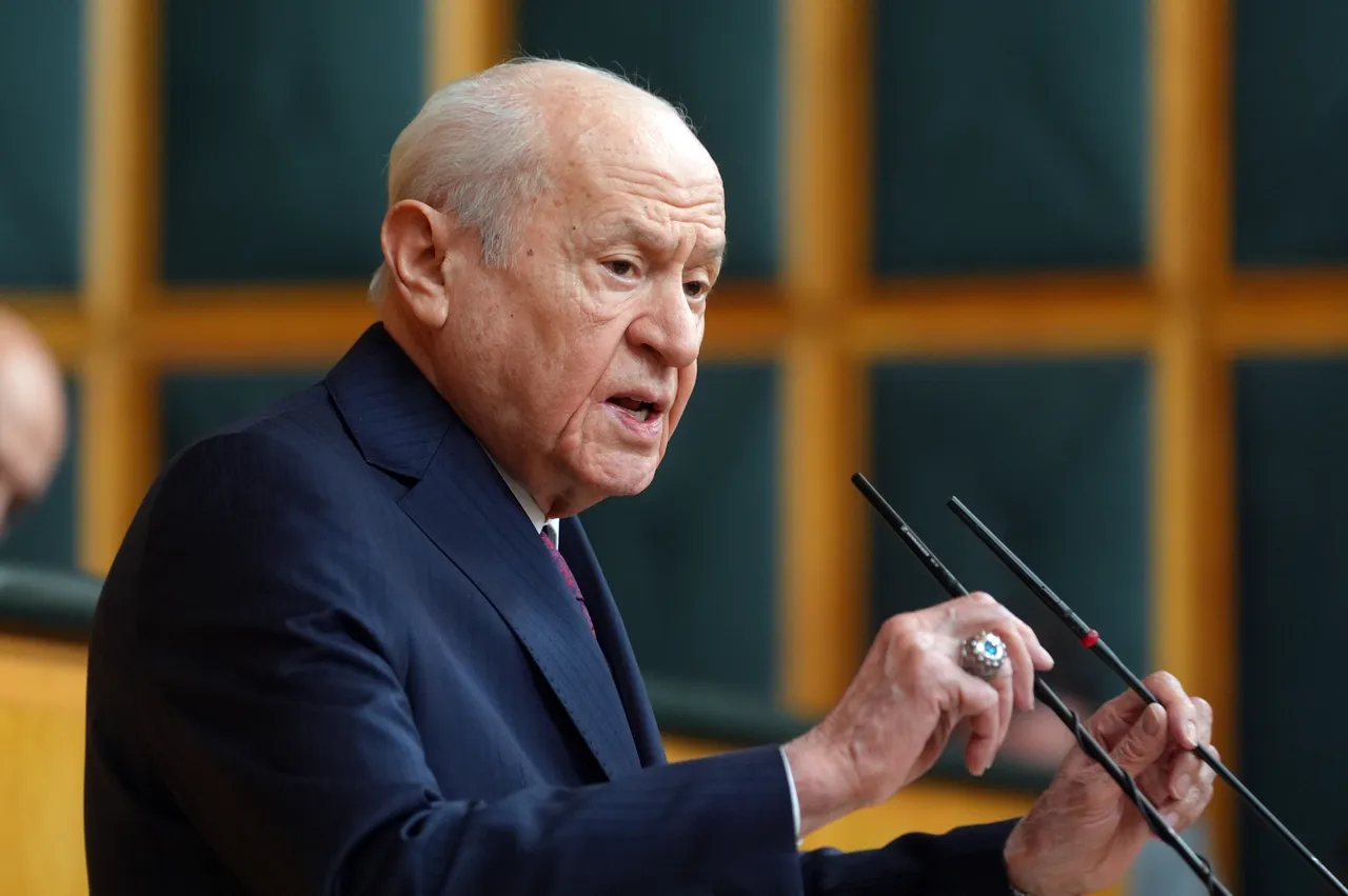 Bahçeli'nin yüzüğü ve rozetinde dikkat çeken şiir detayı!