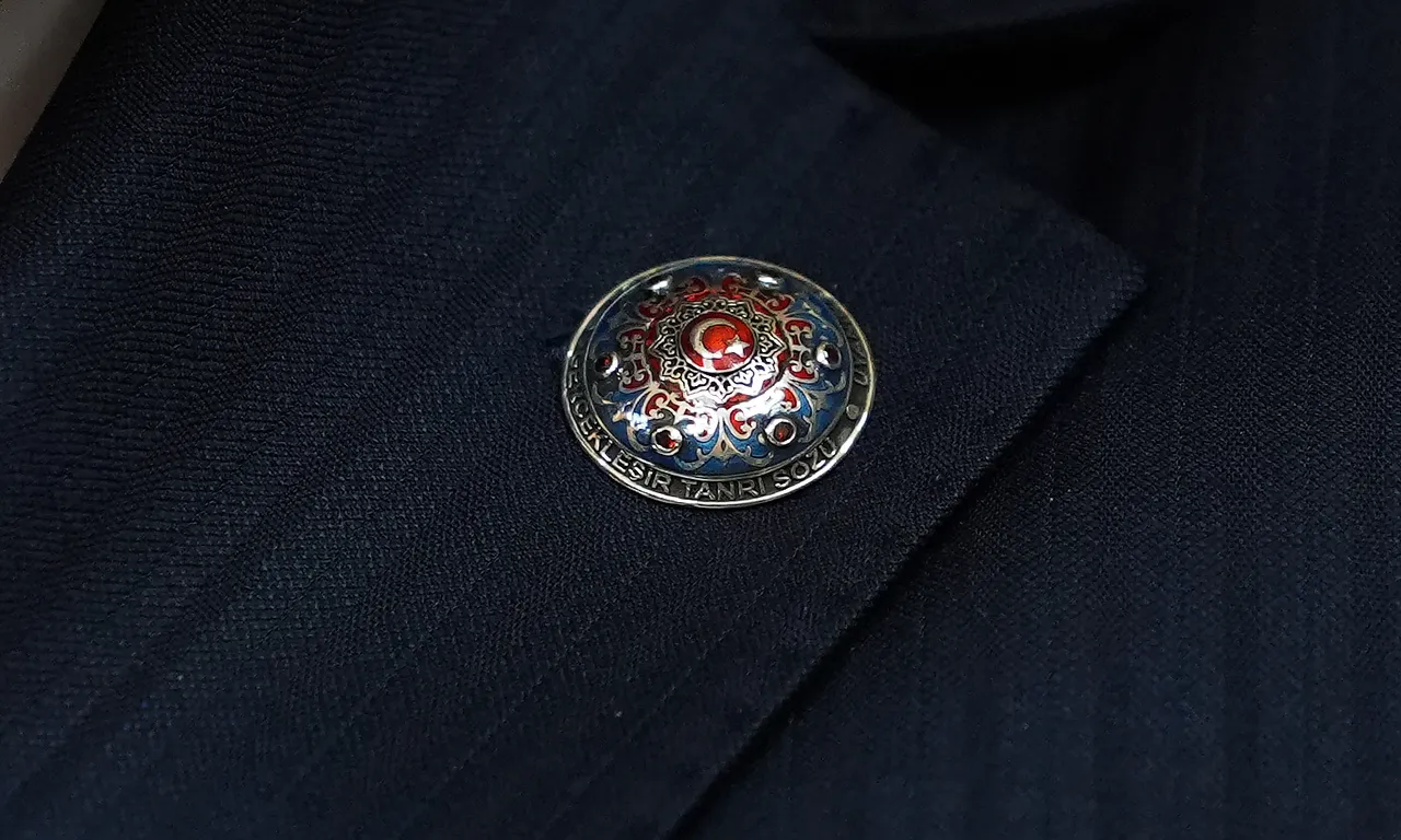 Bahçeli'nin yüzüğü ve rozetinde dikkat çeken şiir detayı!