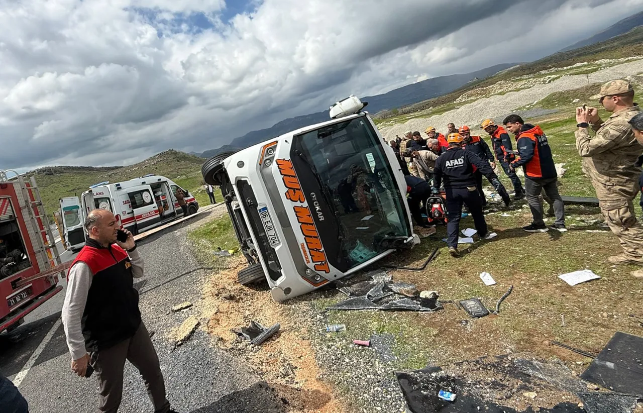  Diyarbakır’da yolcu otobüsü devrildi: 1 ölü, 13 yaralı