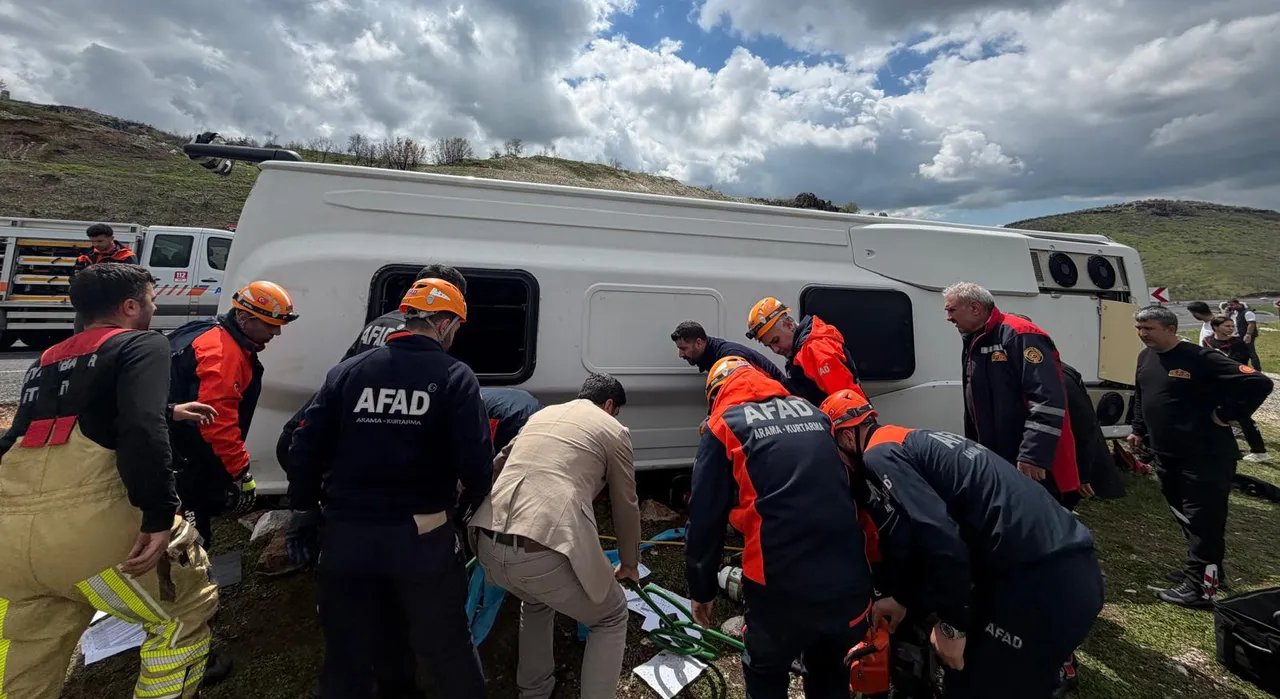 Diyarbakır’da yolcu otobüsü devrildi: 1 ölü, 13 yaralı