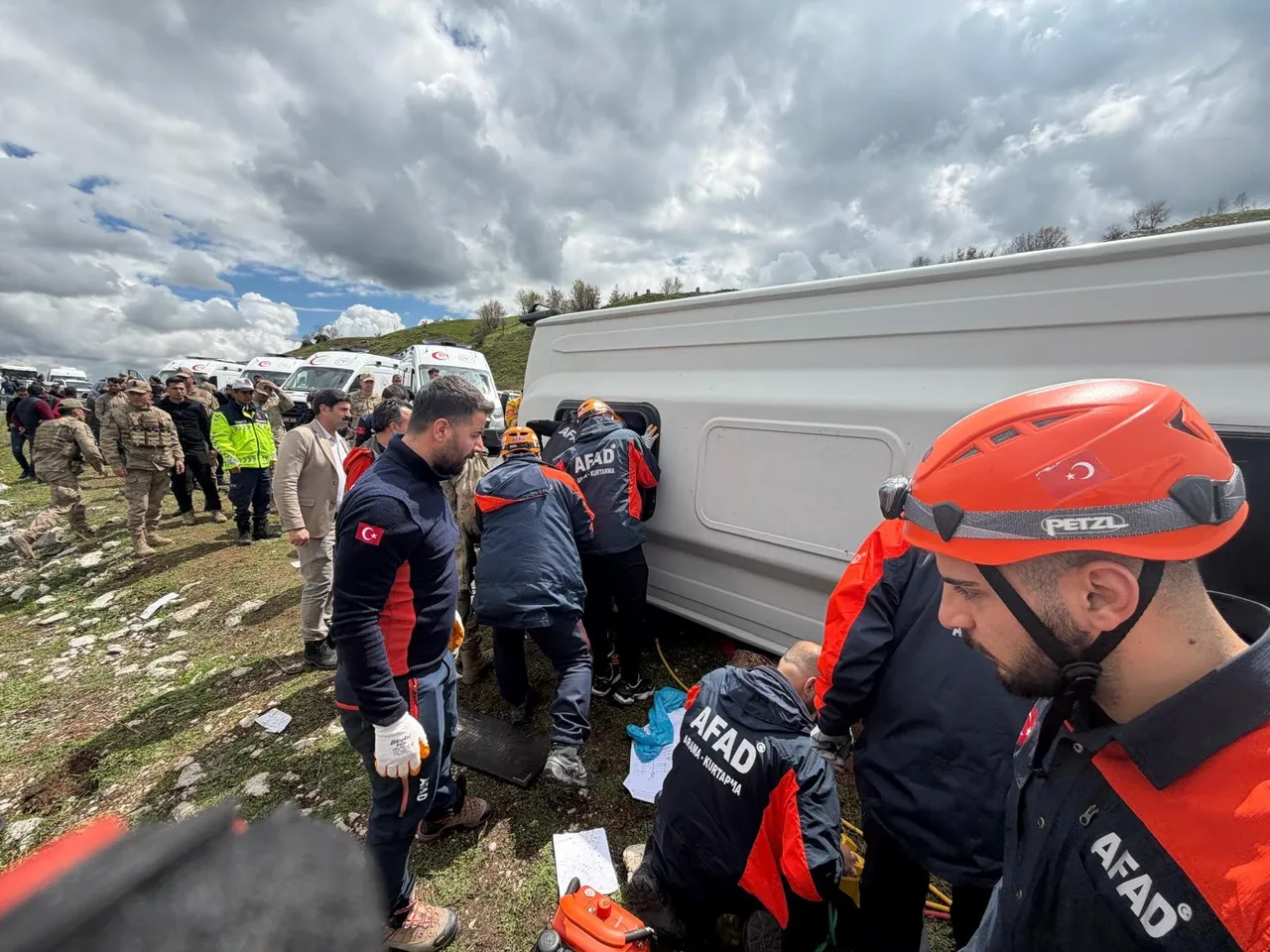 Diyarbakır’da yolcu otobüsü devrildi: 1 ölü, 13 yaralı
