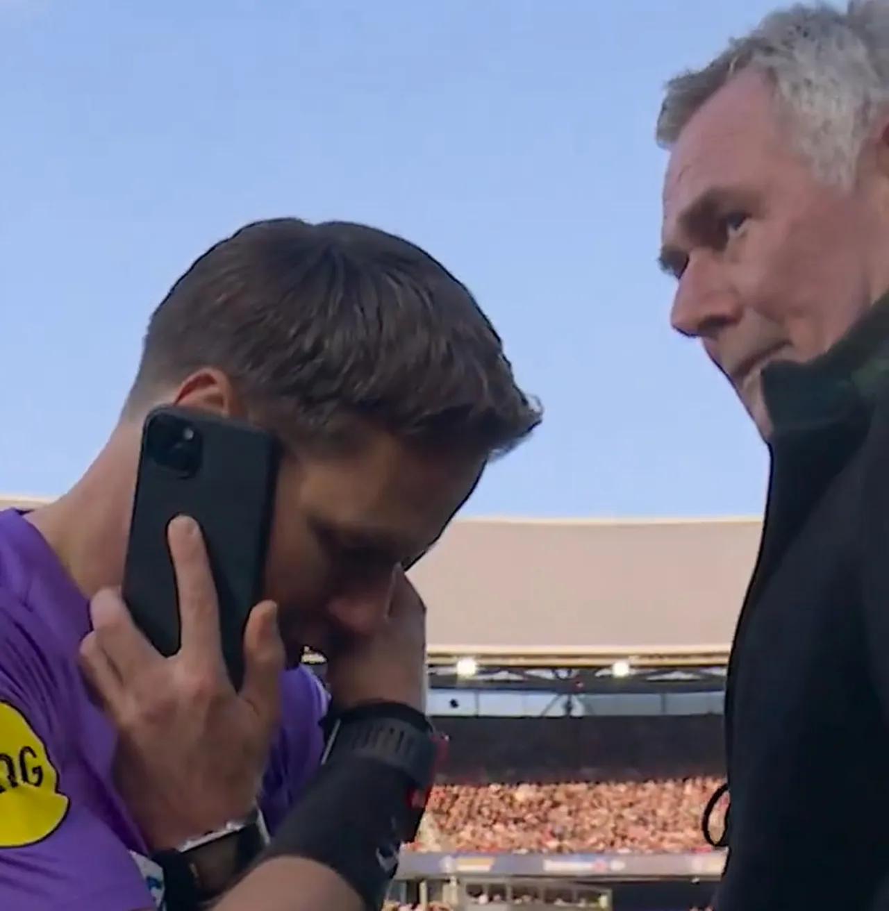 Hakemin saha kenarında telefonla konuştuğu anlar