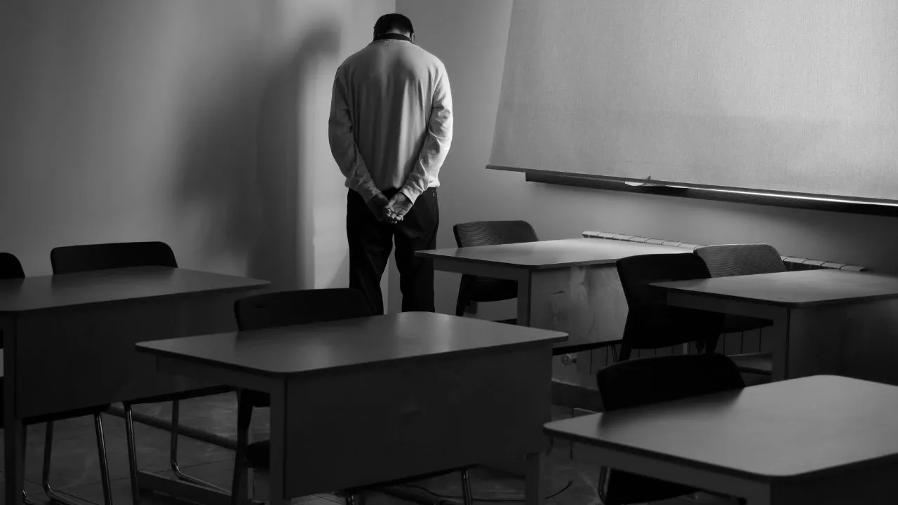 Onlar akademik raporların konusu olan birer veriden ziyade, bu ülkenin potansiyeli, hayalleri ve kaygıları olan gençleri... Sosyal medyanın ilanlarından, forum köşelerinden ve sokak aralarından süzülüp gelen bu mesajlar, 'ev genci' olmanın ne demek olduğunu en yalın haliyle anlatıyor.