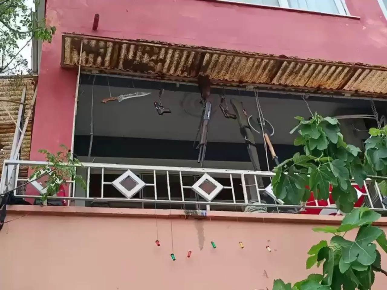 Hatay'da akılalmaz görüntü! Balkonda silah, balta ve kılıç sergiledi