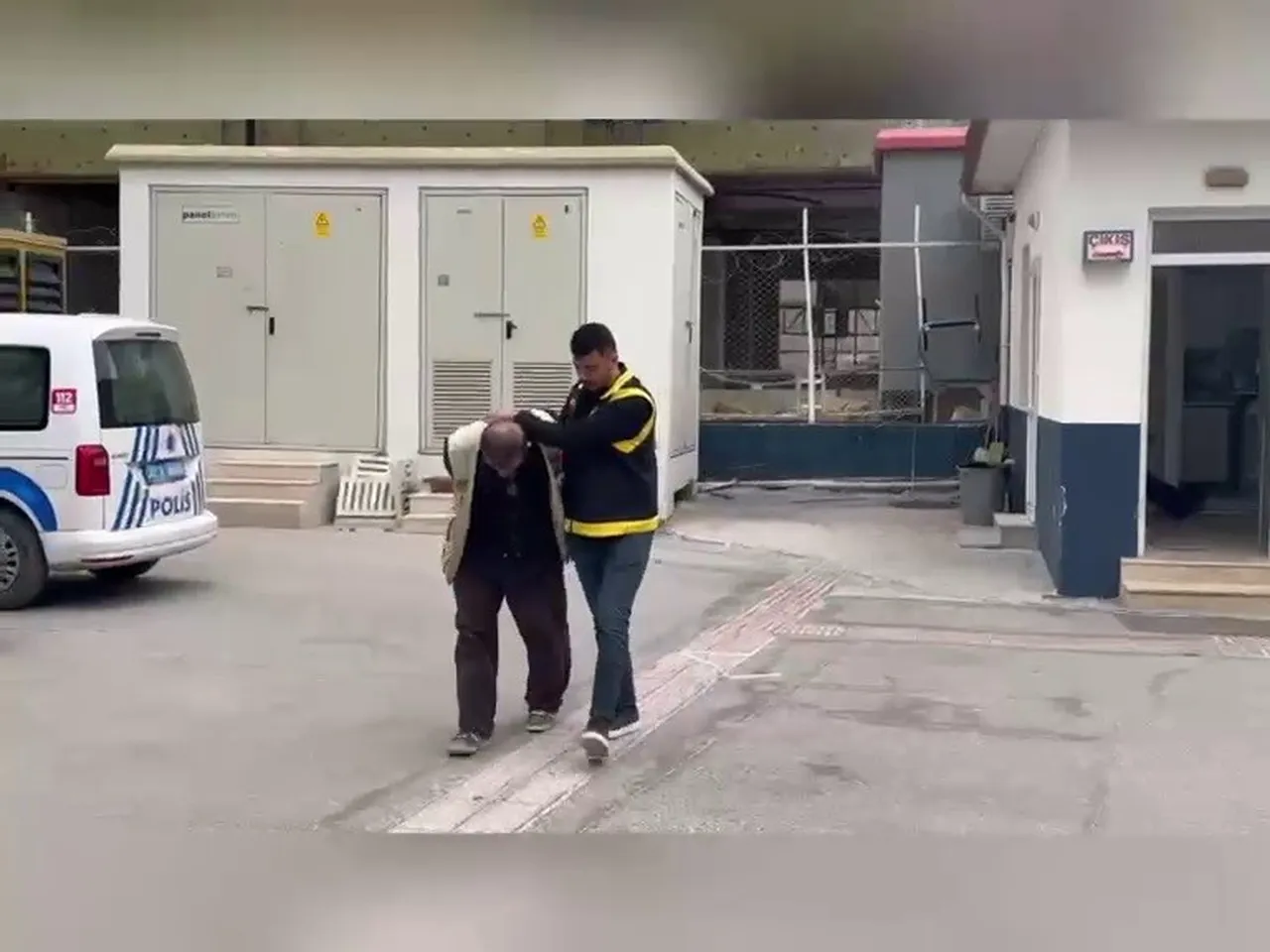 Hatay'da akılalmaz görüntü! Balkonda silah, balta ve kılıç sergiledi