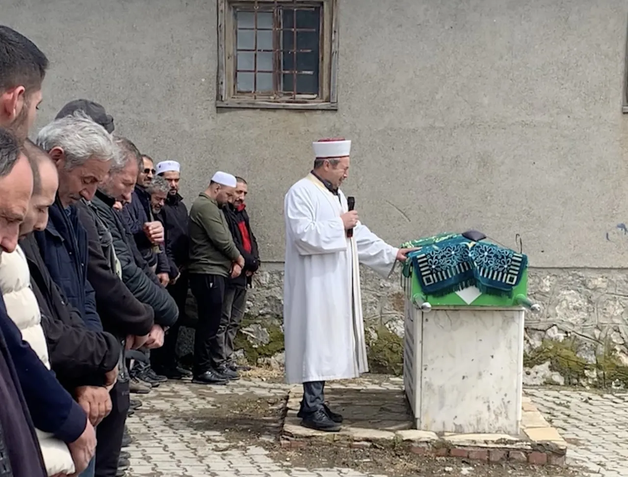 İmam ayakta zor durdu! Engelli gencin cenazesinde gözyaşları sel oldu