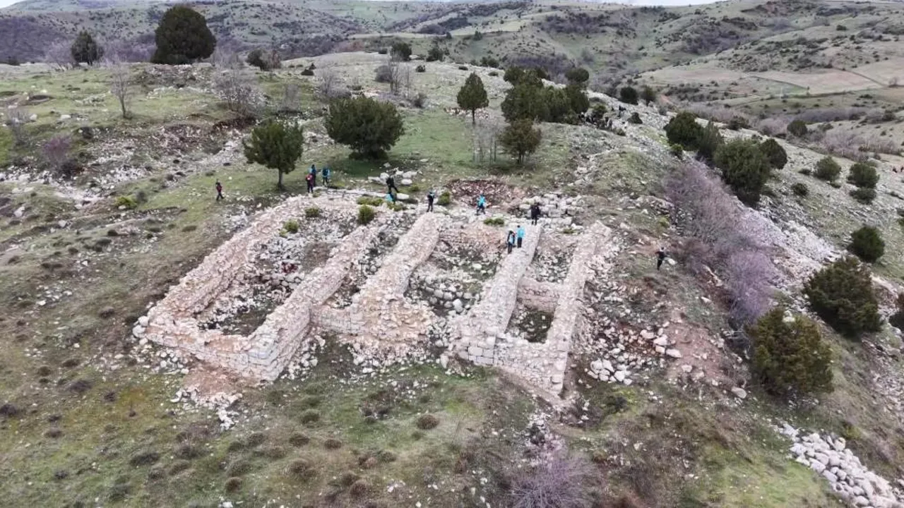 Karadeniz'de tek, 2 bin 100 yıllık! Define avcıları bir bir gelip talan etti, sadece temel taşları kaldı