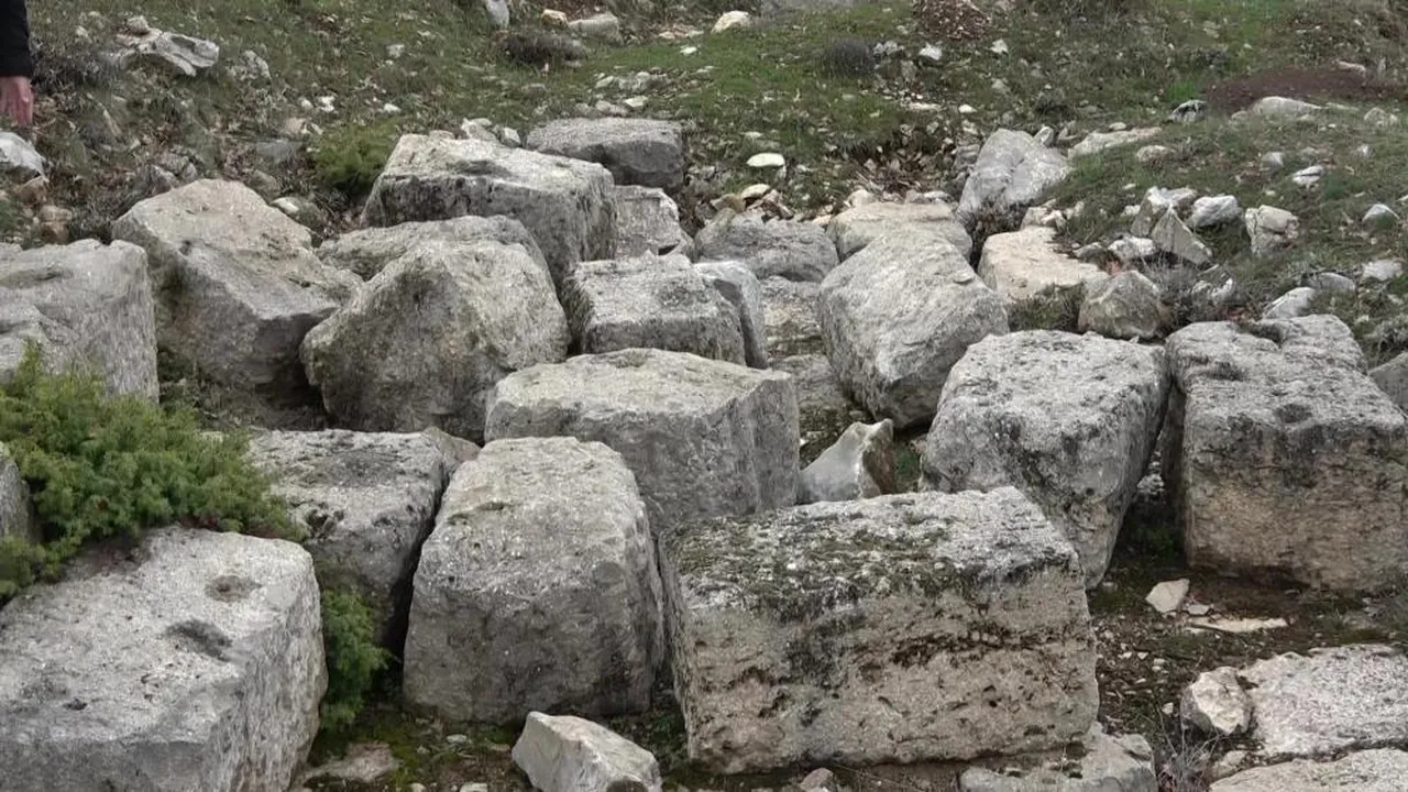 Karadeniz'de tek, 2 bin 100 yıllık! Define avcıları bir bir gelip talan etti, sadece temel taşları kaldı