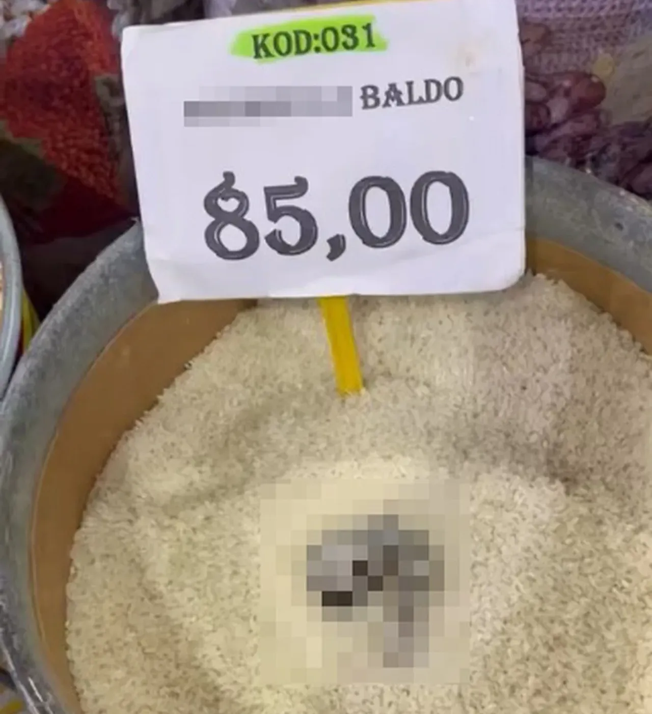 Markette mide bulandıran görüntü! Pirinçten kedi dışkısı çıktı