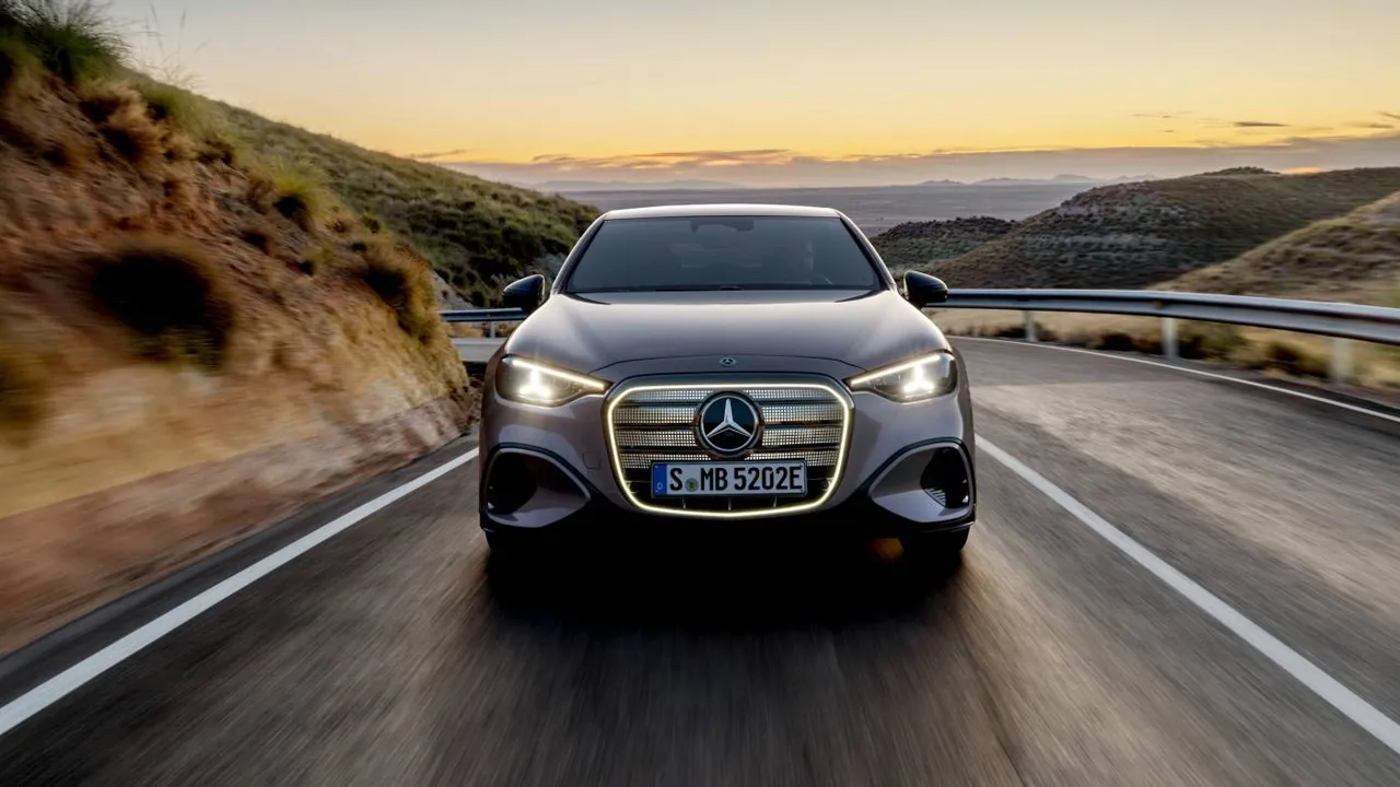 Mercedes-Benz tamamen elektrikli C-Serisi'ni tanıttı: Dev ekran ve 762 kilometre menzil