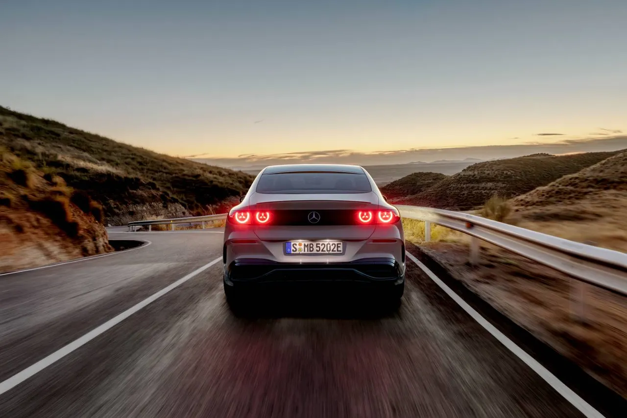 Tek şarjla İstanbul'dan Antalya'ya! Mercedes-Benz tamamen elektrikli C-Serisi'ni tanıttı