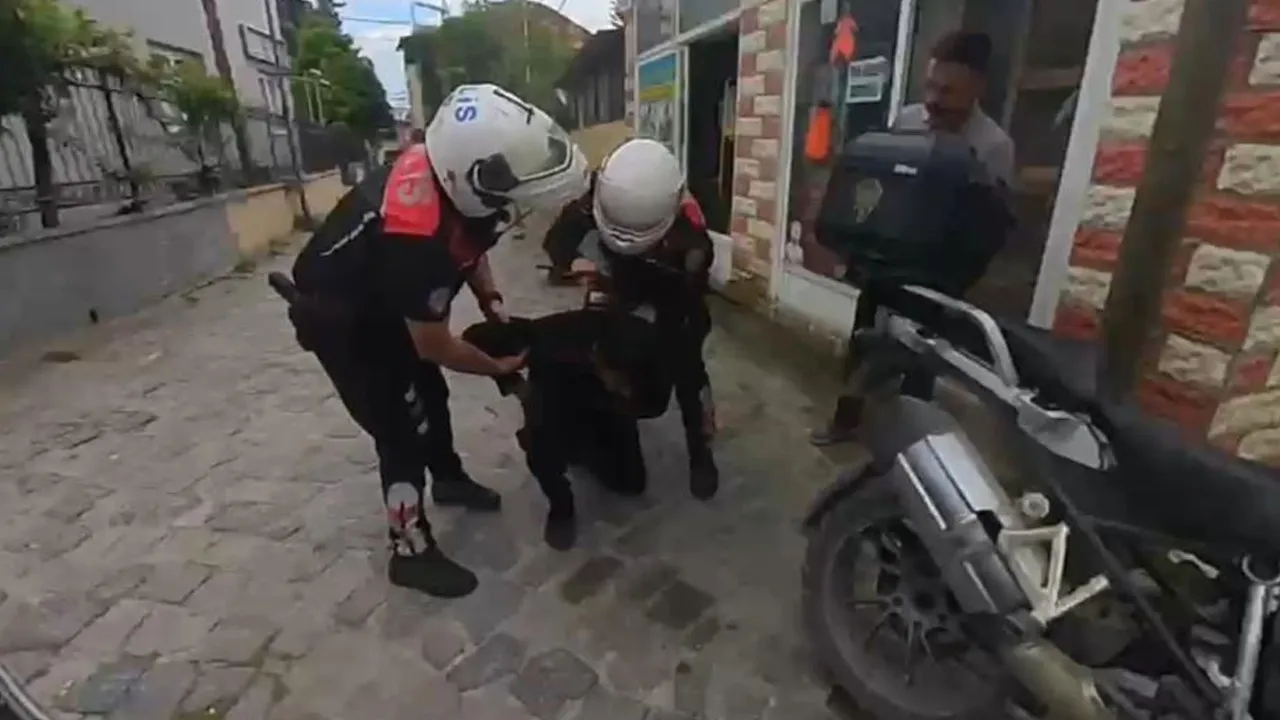 Nefessiz kalan gence kritik müdahale: Polis hayatını kurtardı