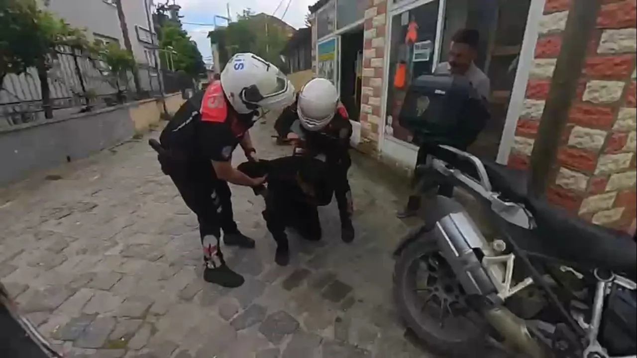 Nefessiz kalan gence kritik müdahale: Polis hayatını kurtardı