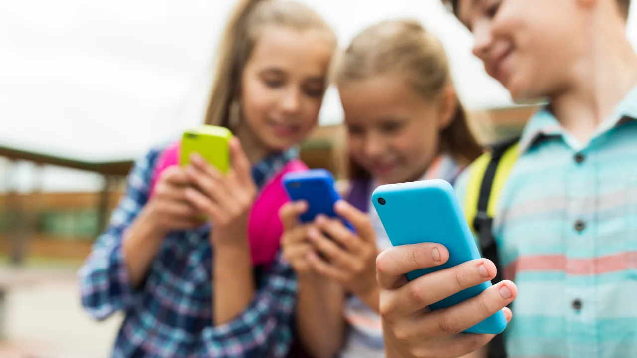 Okullarda telefon tartışmasını bitirecek hamle! İngiltere düğmeye bastı, yasaklanıyor