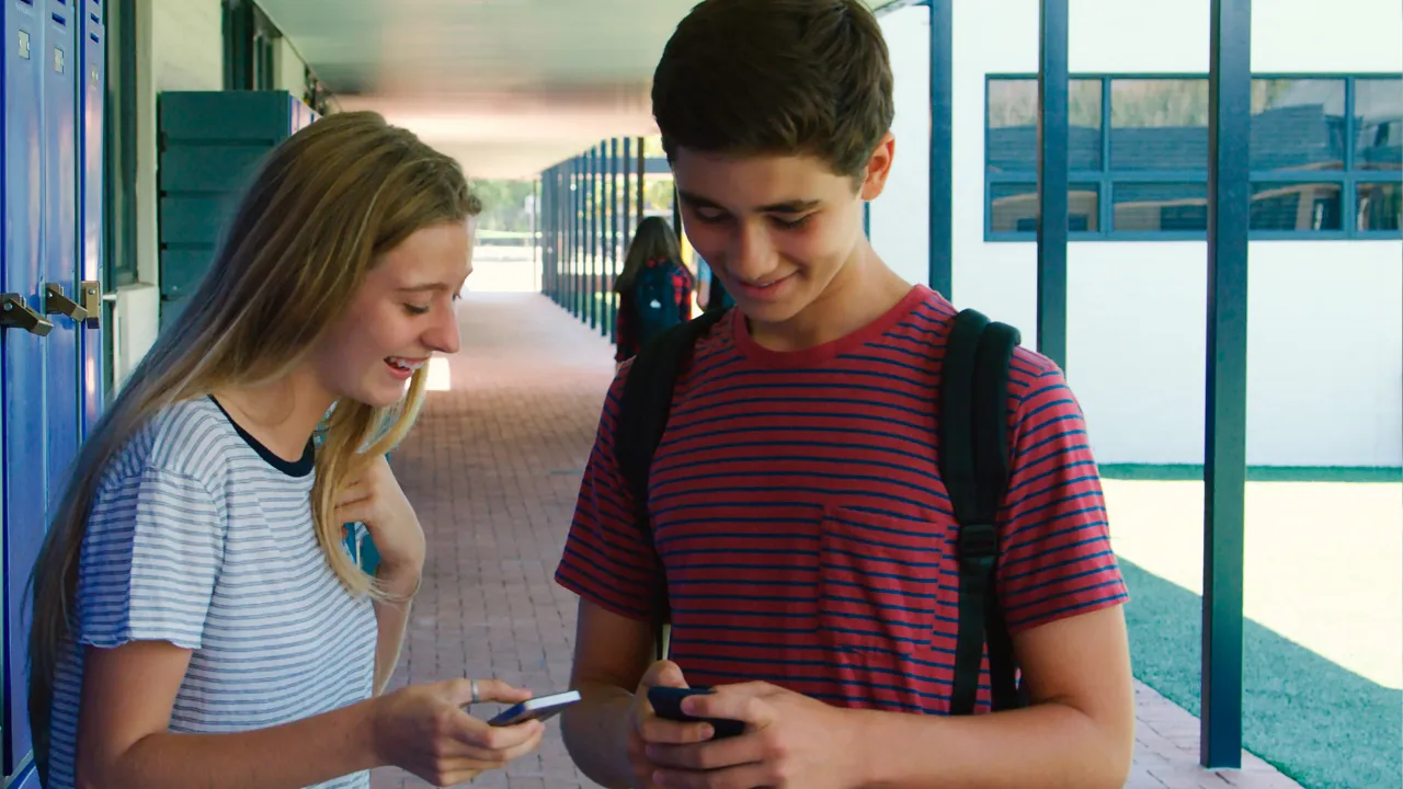 Okullarda telefon tartışmasını bitirecek hamle! İngiltere düğmeye bastı, yasaklanıyor