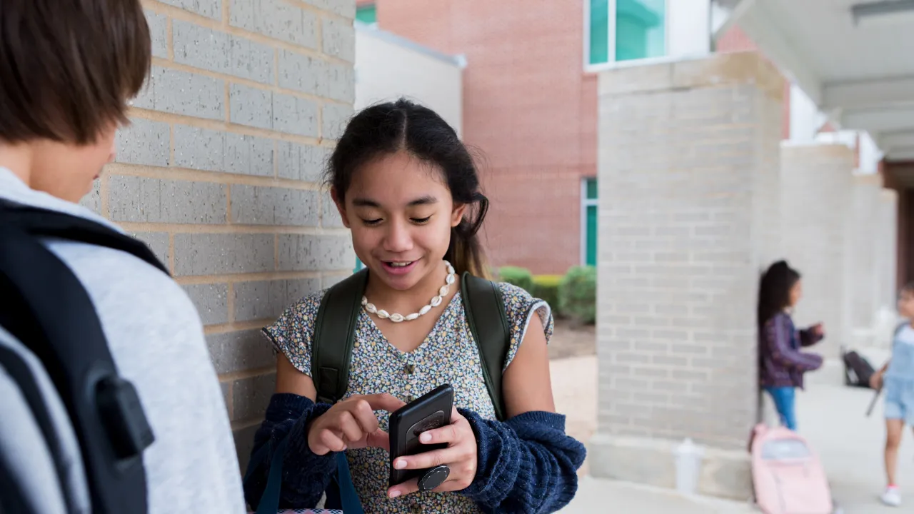 Okullarda telefon tartışmasını bitirecek hamle! İngiltere düğmeye bastı, yasaklanıyor